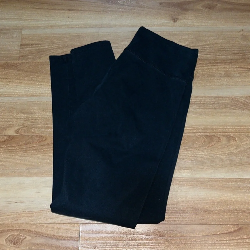 Classic Black High-Waisted Leggings - Picture 2 of 3